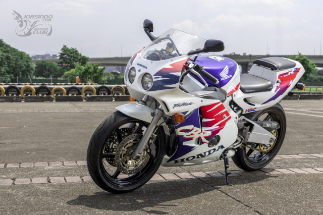 Soi ve qua khu Kham pha dong co Honda CBR250RR MC22 hon 20000 vongphut tuong duong xe dua F1 - 3
