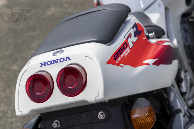 Soi ve qua khu Kham pha dong co Honda CBR250RR MC22 hon 20000 vongphut tuong duong xe dua F1 - 15