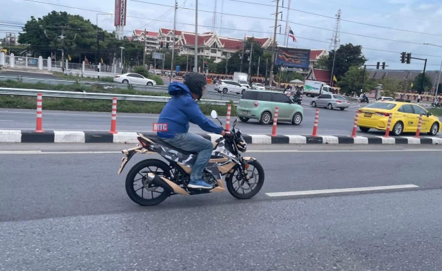 Suzuki Raider hoan toan moi lo dien khi dang chay thu tai Thai Giao dien moi va da co phanh ABS - 3