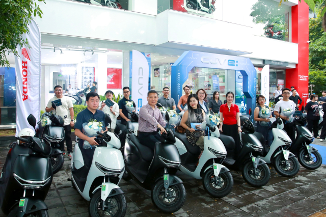 Xe may dien cao cap Honda CUV e chinh thuc ban giao den nhung khach hang dau tien - 3