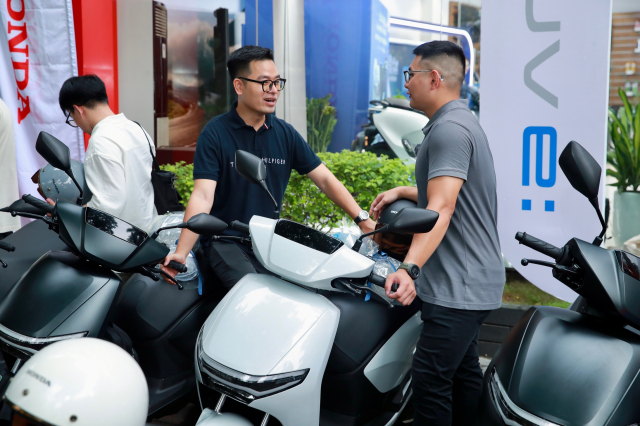 Xe may dien cao cap Honda CUV e chinh thuc ban giao den nhung khach hang dau tien - 5