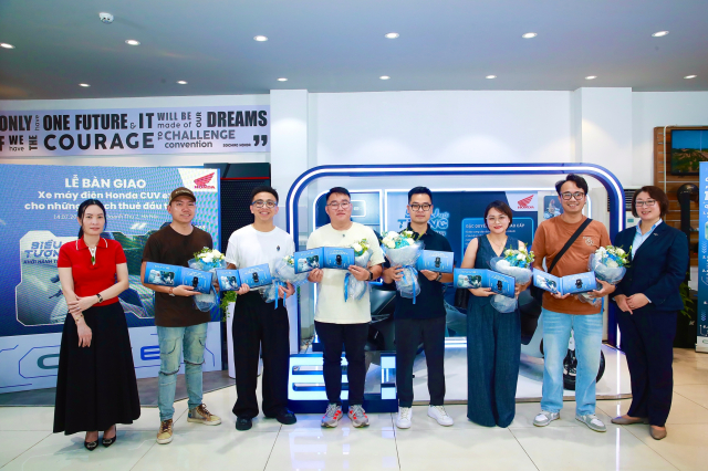 Xe may dien cao cap Honda CUV e chinh thuc ban giao den nhung khach hang dau tien - 11