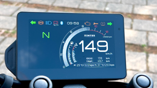 Zontes 125 C2 Lan gio cruiser moi cho anh em dam me phong cach co dien - 5