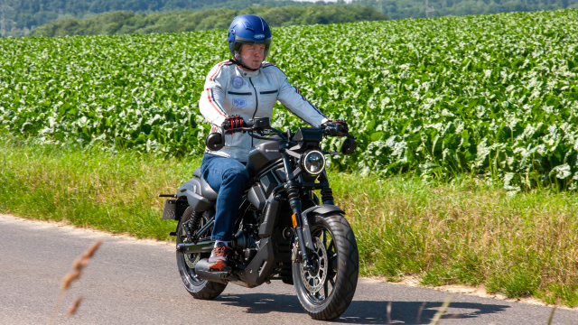Zontes 125 C2 Lan gio cruiser moi cho anh em dam me phong cach co dien - 9