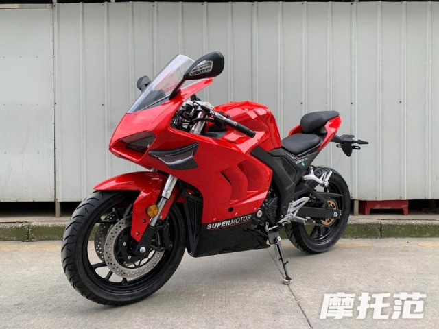 Dau dau voi chiec Ducati Panigale V4 phien ban Phake den tu Hercules - 3