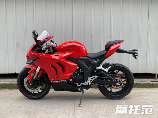 Dau dau voi chiec Ducati Panigale V4 phien ban Phake den tu Hercules - 6