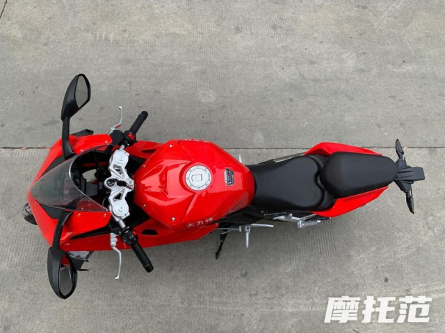 Dau dau voi chiec Ducati Panigale V4 phien ban Phake den tu Hercules - 8