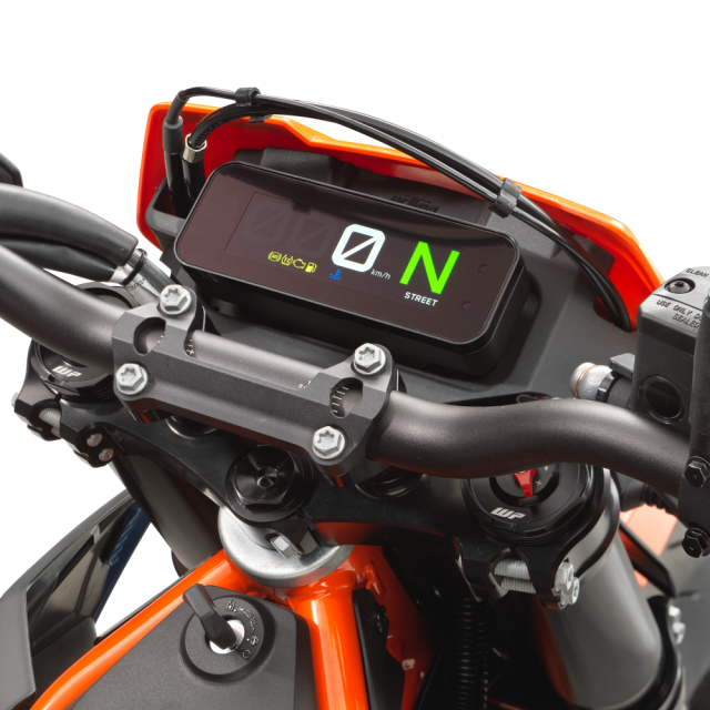 Ducati Hypermotard 698 Mono vs KTM 690 SMC R 2026 Do dam me hay Cam noi loan - 7