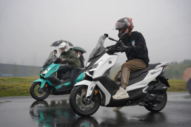 Kham pha Voge SR150GT H Mau xe tay ga Hybrid 48V nhu o to co gia ban chi khoang 45 trieu Dong - 6