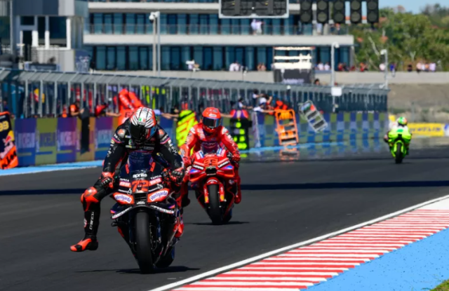 Marc Marquez lai thang nua Hungary GP nong hon ca troi he - 3
