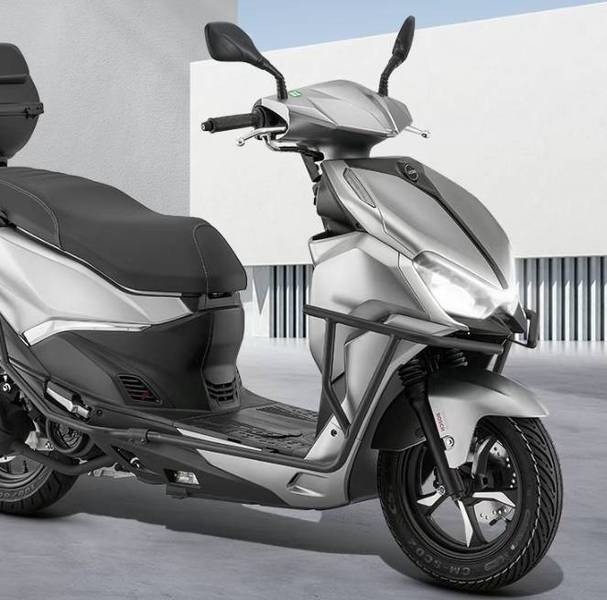QJMotor ACE 150 co gia ngang ngua Honda Vision Trang bi phanh ABS 2 kenh va TCS cua Bosch - 3