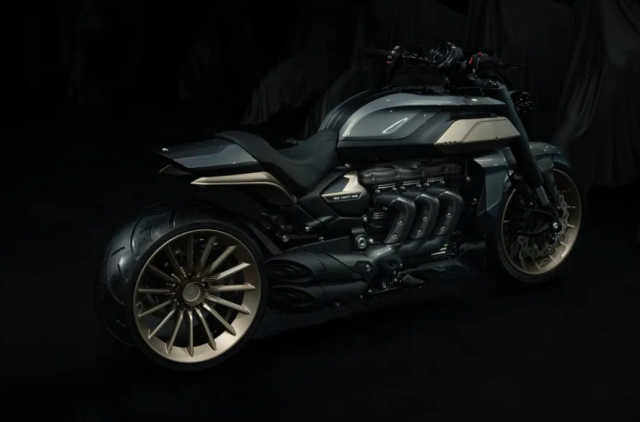 Triumph Rocket 3 Agostino Khi quai vat co bap khoac len minh bo vest nghe thuat - 3