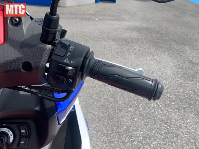 Yamaha Aerox 2026 ra mat o Thai co gia ban cao hon nhung it cong nghe hon so voi NVX 155 o nuoc ta - 9