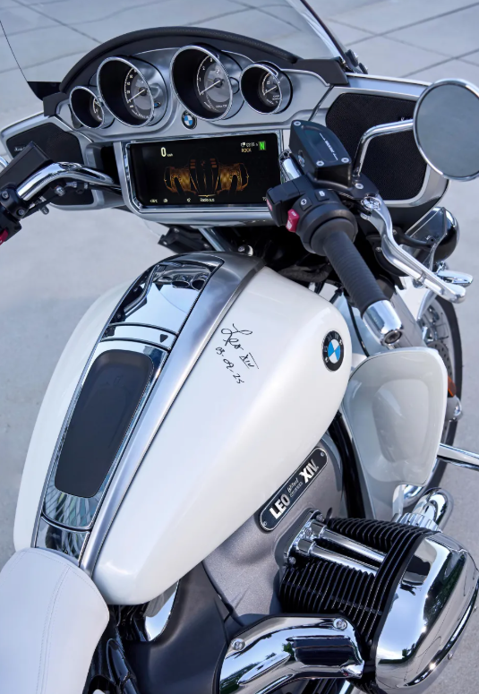 BMW R18 Pope Leo ra mat Khi xang nhot hoa quyen cung duc tin - 9