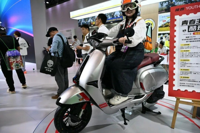 Chi tiet mau xe ga Loncin Youth co thiet ke va he thong phuoc tuong tu dong xe Vespa - 16