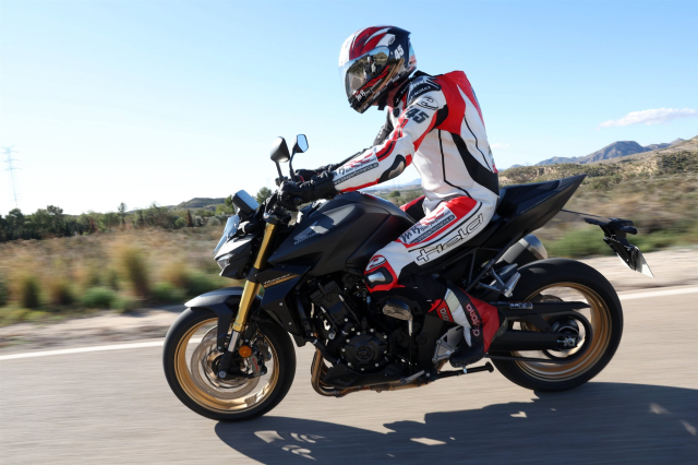 Honda CB750 Hornet vs CB1000 Hornet SP Hai ca tinh mot dong mau - 3
