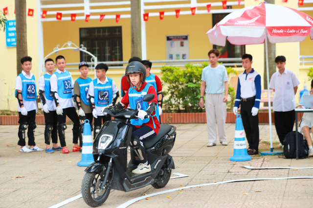 Honda khoi dong khoa boi duong kien thuc phap luat va ky nang lai xe gan may an toan cho hoc sinh - 11