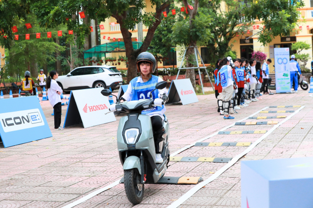 Honda khoi dong khoa boi duong kien thuc phap luat va ky nang lai xe gan may an toan cho hoc sinh - 15