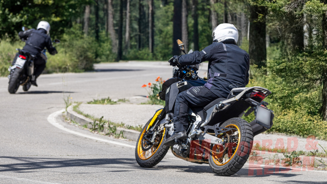 Lo dien Benelli TreK moi lan gio la tu Y voi dong co 3 xylanh va hop so AMT - 3