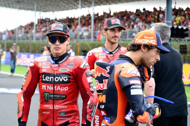 Marc Marquez lai len ngoi o San Marino Bezzecchi tiec nuoi anh em nha Marquez cung len podium - 3