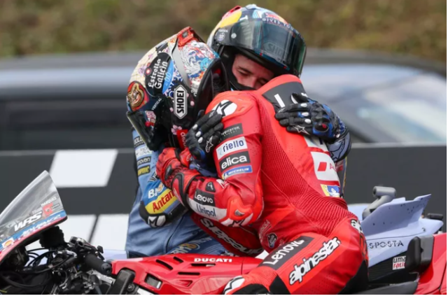 Marc Marquez va Ducati vo dich The Gioi MotoGP 2025 som hon 5 chang dua - 6