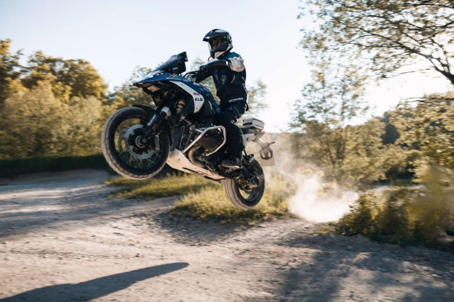 Ra mat BMW R1300GS 2025 Trophy Triple Black Dinh cao moi cua huyen thoai duong truong - 7