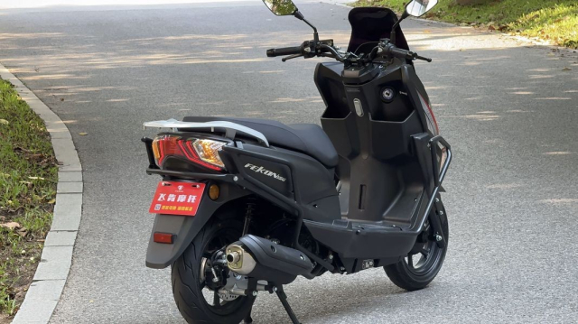 Tim hieu tan binh Fekon UHS150 Mau xe ga co binh xang 14 lit voi gia ban chi tu 26 trieu Dong - 8