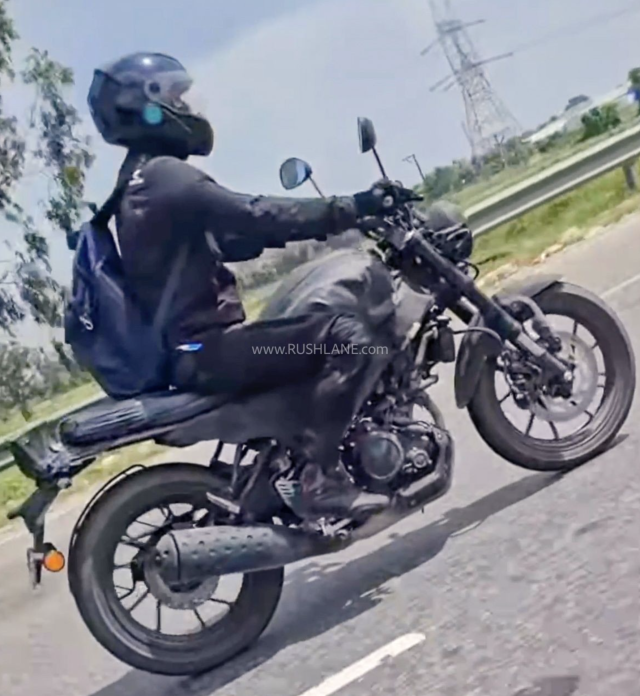 Yamaha XSR 155 the he moi lo dien khi dang chay thu tren duong pho An Do - 3