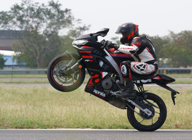 Aprilia RS 457 so voi Tuono 457 Su khac biet chinh la gi - 3