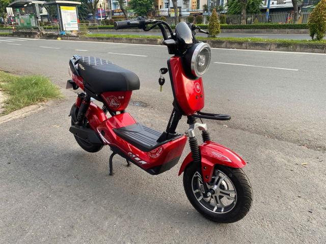 Bao ve ban than khi di xe dien trong mua mua bao - 5