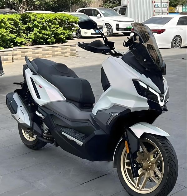 Bat ngo chua SYM Husky ADV300 2026 ra mat voi gia re hon doi cu toi 16 trieu dong - 3