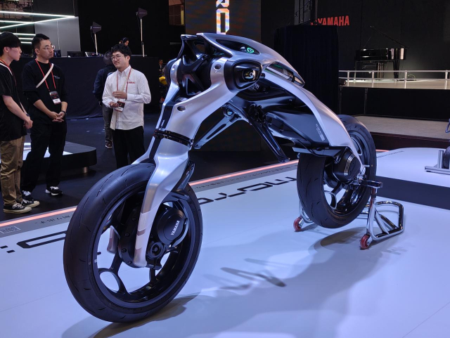 Can canh Yamaha MOTOROiD bang xuong bang thit tai Japan Mobility Show 2025 - 3