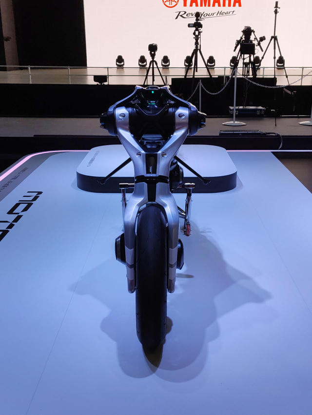 Can canh Yamaha MOTOROiD bang xuong bang thit tai Japan Mobility Show 2025 - 5