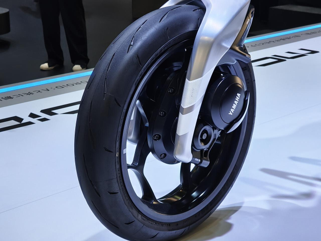 Can canh Yamaha MOTOROiD bang xuong bang thit tai Japan Mobility Show 2025 - 7