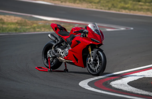 Nhin lai Ducati Panigale V2 S 2025 Nguoi anh em moi nhe nhang ma day cuon hut - 3
