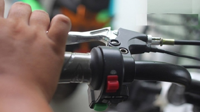 Dung coi thuong tieng on tu xe dien keo ton them tien sua chua - 2