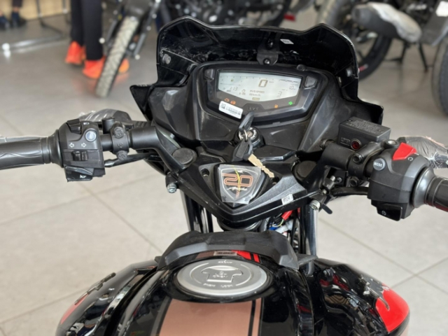 Hinh anh thuc te cua Apache RTR 160 2V phien ban ky niem 20 nam tai dai ly Ban dac biet phai the - 5