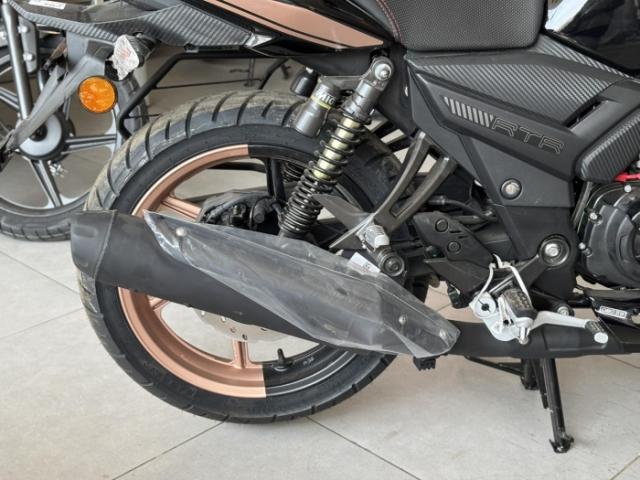 Hinh anh thuc te cua Apache RTR 160 2V phien ban ky niem 20 nam tai dai ly Ban dac biet phai the - 7