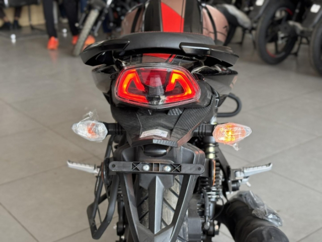 Hinh anh thuc te cua Apache RTR 160 2V phien ban ky niem 20 nam tai dai ly Ban dac biet phai the - 9