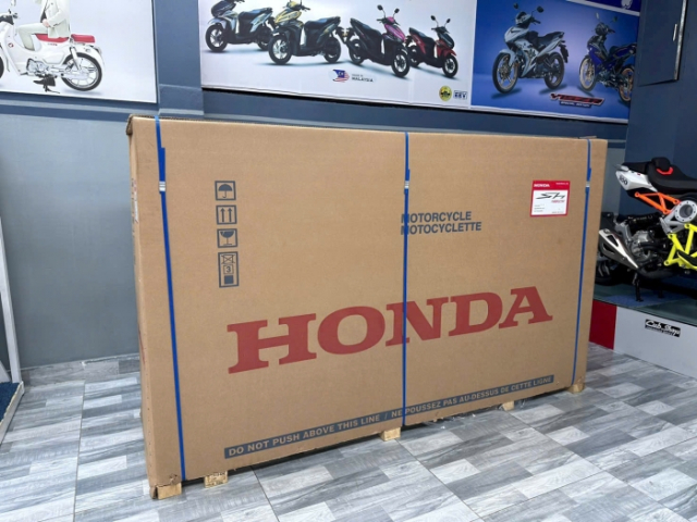 Hinh anh thuc te cua Honda SH150i 2025 nhap Y mau Trang pha le cuc dep tai Viet Nam - 3