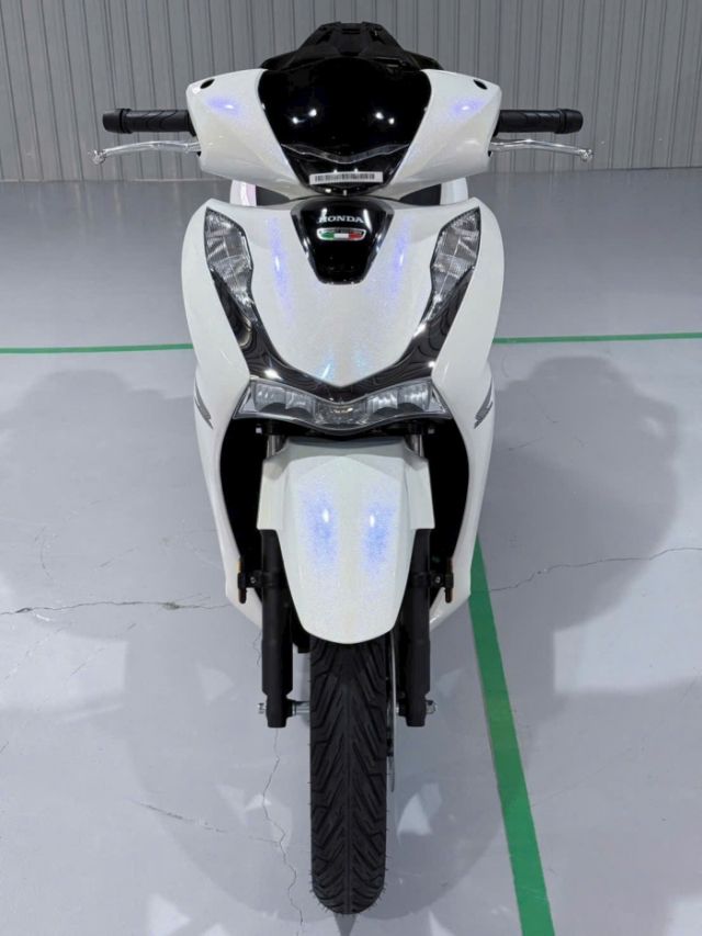 Hinh anh thuc te cua Honda SH150i 2025 nhap Y mau Trang pha le cuc dep tai Viet Nam - 5