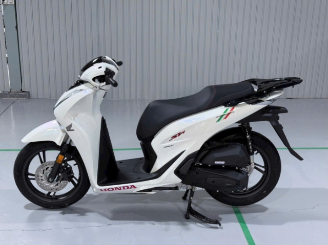 Hinh anh thuc te cua Honda SH150i 2025 nhap Y mau Trang pha le cuc dep tai Viet Nam - 9