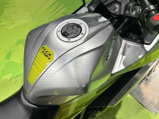 Hinh anh thuc te cua Suzuki Gixxer SF 250 FFV phien ban su dung xang sinh hoc 85 Ethanol - 7