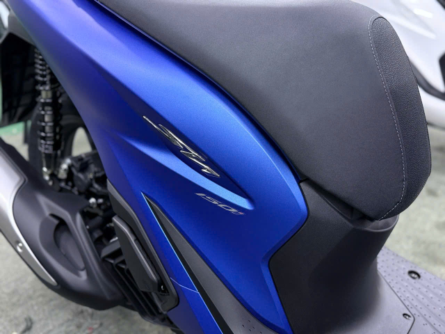 Honda SH150i 2025 nhap Y ban mau xanh duong nham bat ngo do bo Viet Nam voi gia de tho hon - 9
