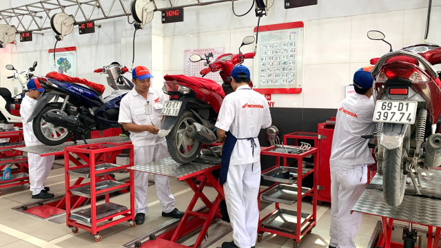 Honda Viet Nam ho tro khach hang mien Bac kiem tra xe va thay dau mien phi sau mua lu - 3