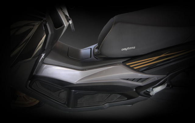 Kham pha Daytona Invador 125 ban ABSTCS doi trong kho nhan cua Honda PCX 125 tai troi Au - 12
