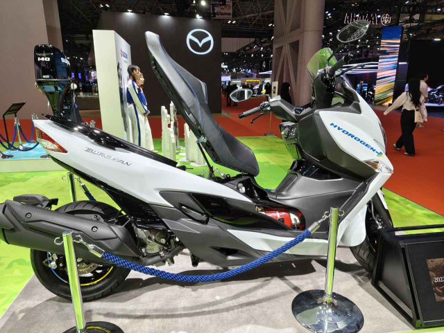 Kham pha tung ngoc ngach cua Suzuki Burgman Hydrogen chay bang Hydro tai JMS 2025 - 5