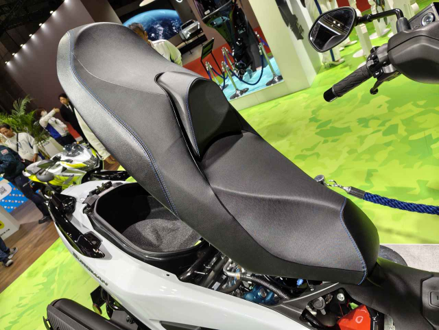 Kham pha tung ngoc ngach cua Suzuki Burgman Hydrogen chay bang Hydro tai JMS 2025 - 15