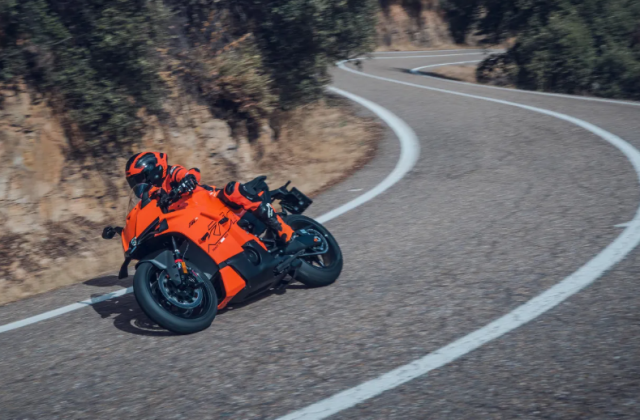 KTM 990 RC R 2026 ra mat Khi quai thu duong pho khoac len dan ao dua - 4