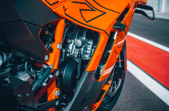 KTM 990 RC R 2026 ra mat Khi quai thu duong pho khoac len dan ao dua - 7